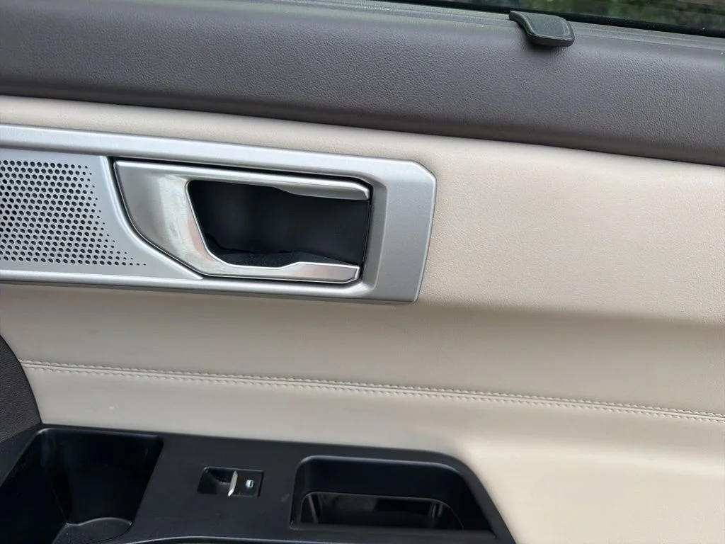 Used 2023 White Ford Platinum image 31