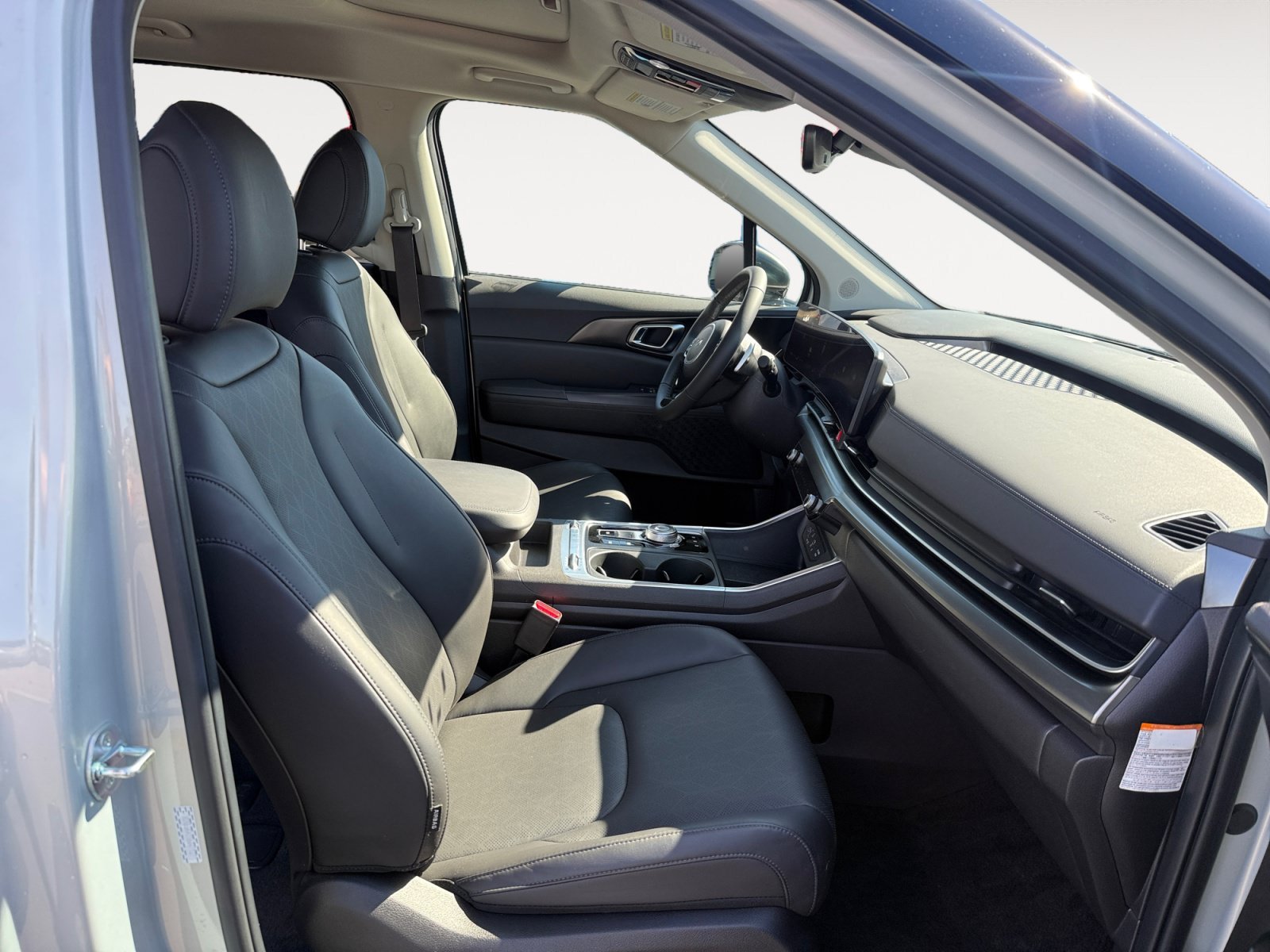 Used 2025 Ivory Kia SX image 19