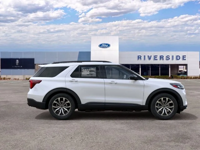 New 2027 Star White Metallic Tri-Coat Ford ST-Line image 5
