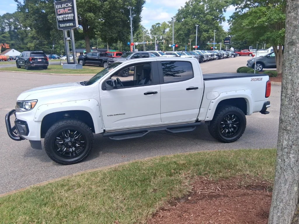 Used 2022 White Chevrolet Z71 image 1