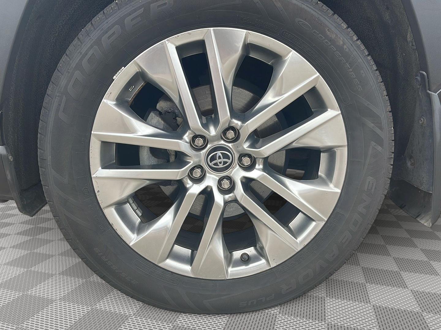 Used 2020 Midnight Black Metallic Toyota XLE Premium image 9