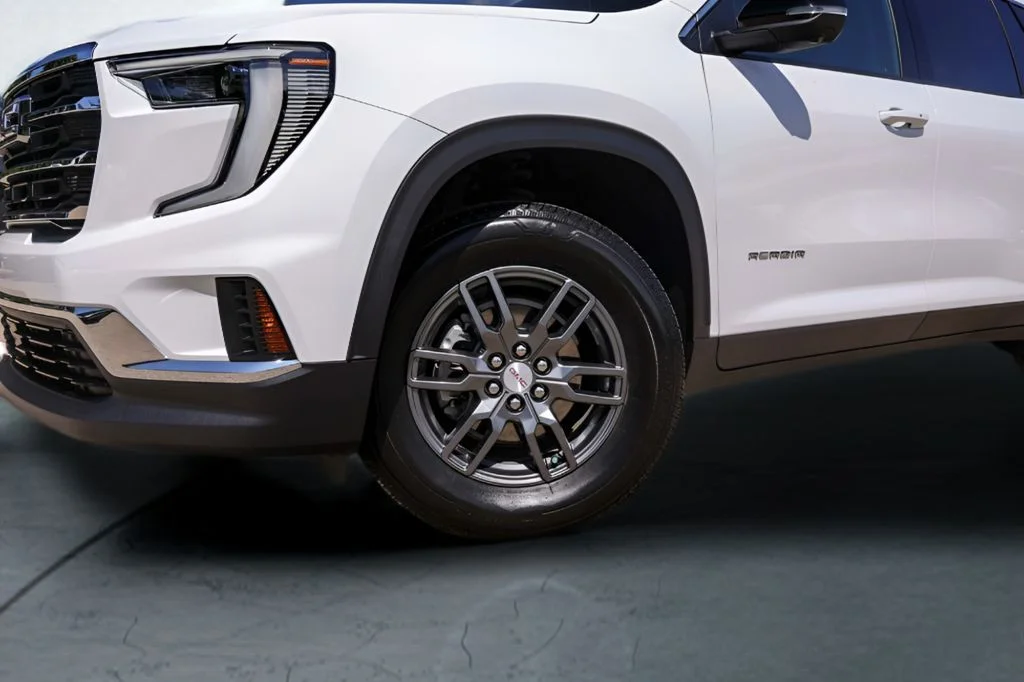 Used 2025 White GMC Elevation image 4