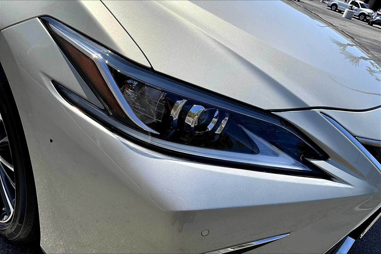 Certified Used 2022 MOONBEAM BEIGE MET. Lexus  image 26