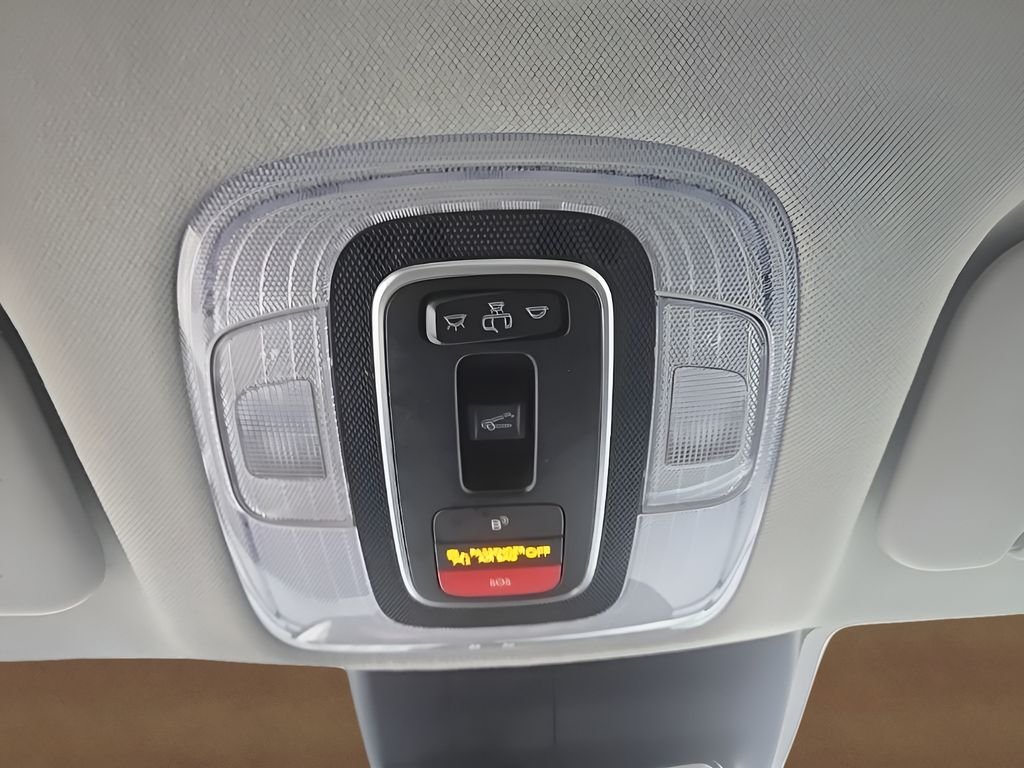 Used 2025 White Hyundai SEL Convenience image 30