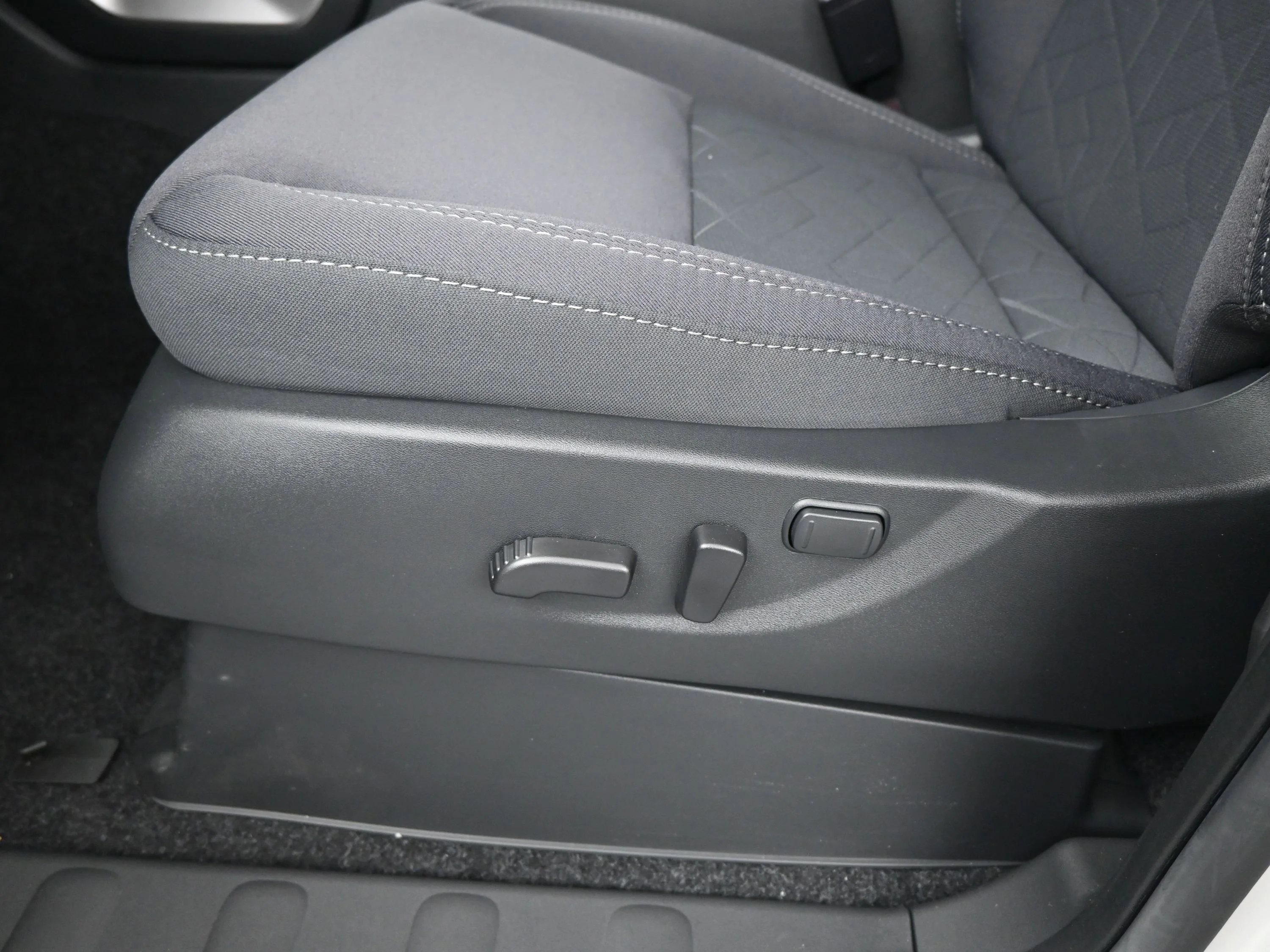 New 2025 Glacier White Nissan Crew Cab SV image 9