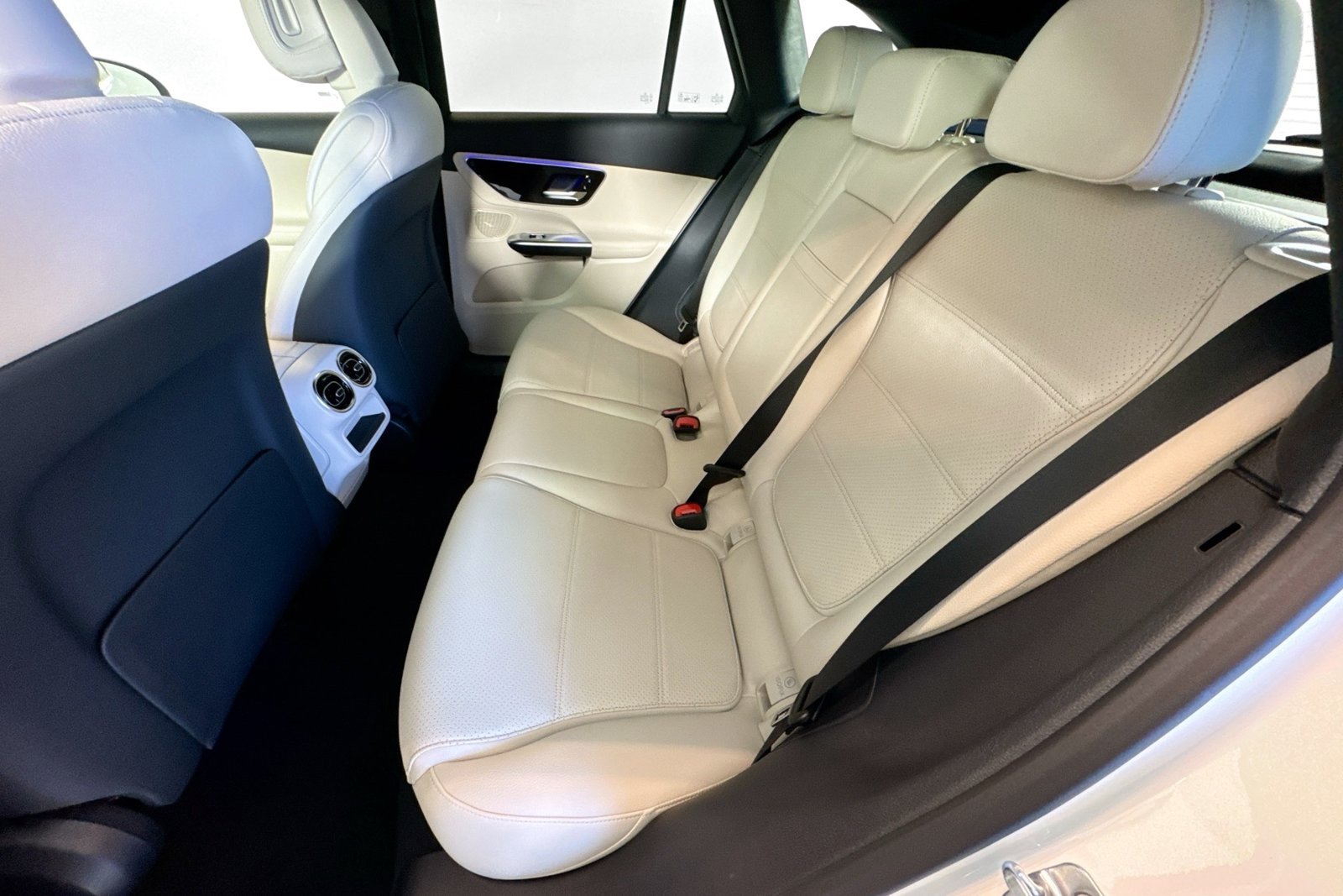 New 2026 Polar White Mercedes-Benz GLC 300 image 21