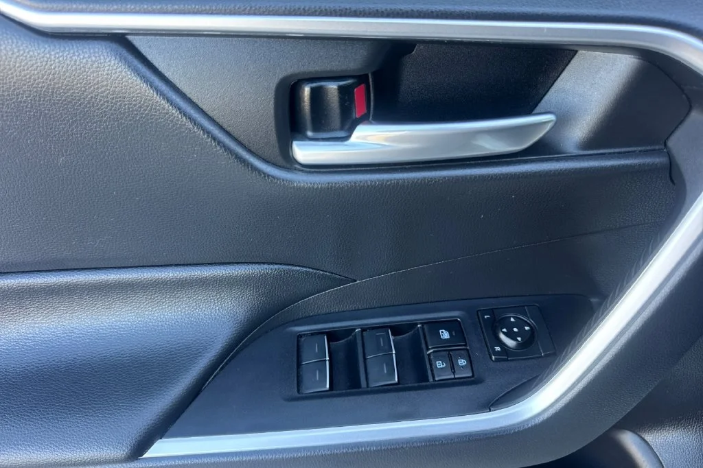 Used 2023 Ice Toyota XLE image 13