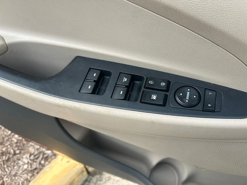Used 2018 White Hyundai SEL image 19