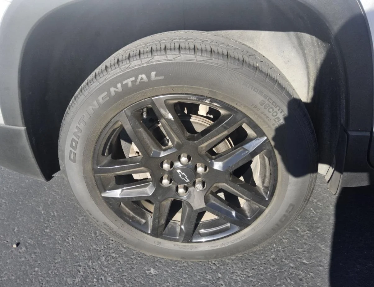 Used 2021 SILVER ICE METALLIC Chevrolet LT Cloth image 24