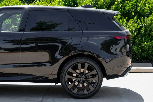 New 2026 Santorini Black Land Rover Dynamic SE image 14