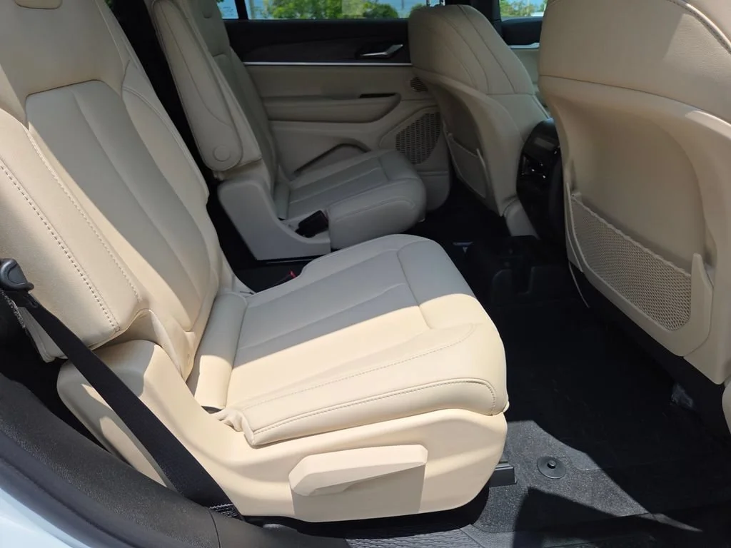New 2026 Bright White Clear-Coat Exterior Paint Jeep Limited image 18