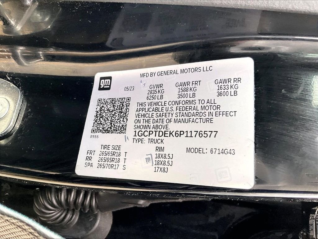 Used 2023 Black Chevrolet Z71 image 35