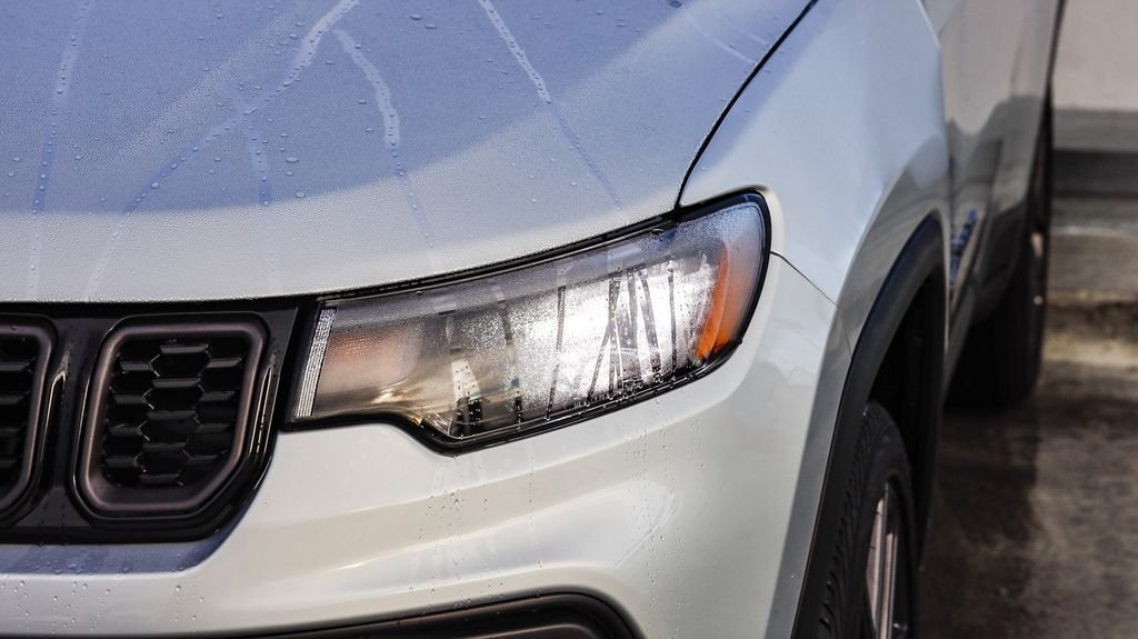 New 2026 silver zynith metallic clearcoat Jeep Latitude image 5