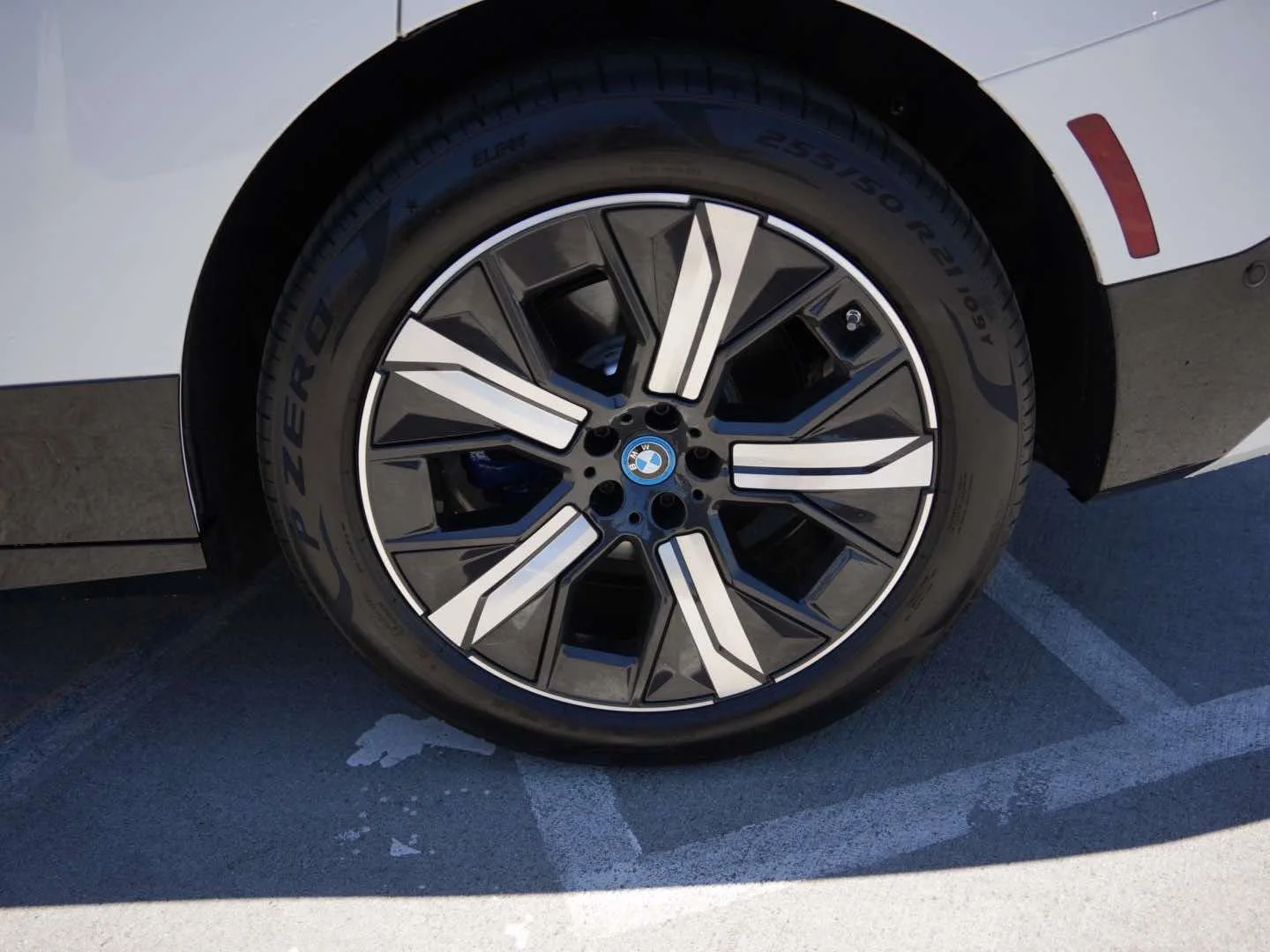 Used 2024 Alpine White BMW xDrive50 Sports Activity Vehicle image 5