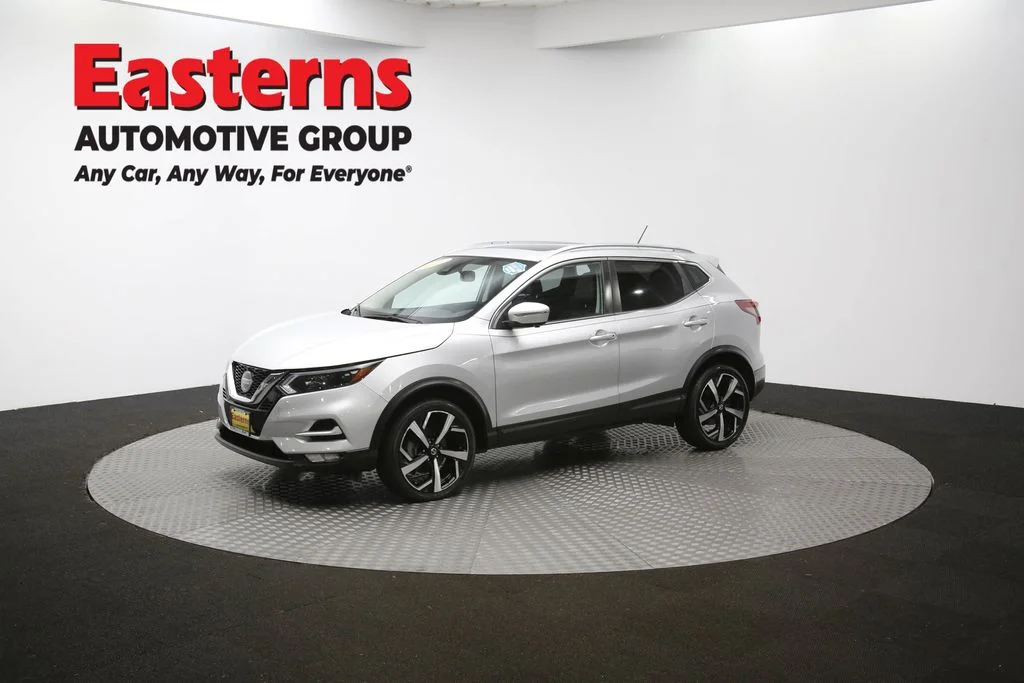 Used 2022 Silver Nissan SL image 56