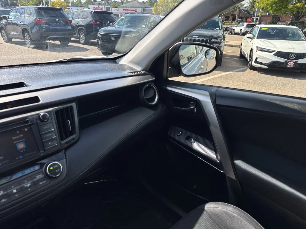 Used 2015 Silver Toyota XLE image 27