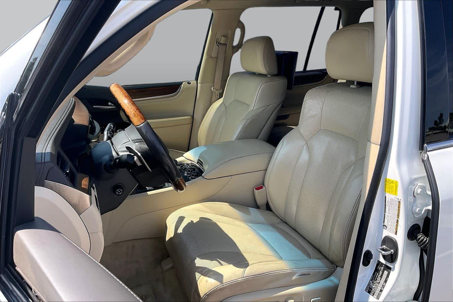 Used 2017 Starfire Pearl Lexus  image 8