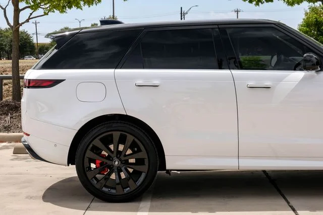 Used 2024  Land Rover Dynamic SE image 9