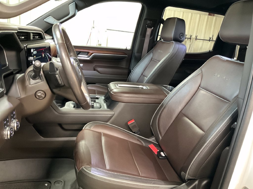 Used 2022 White Frost Tricoat GMC Denali image 14