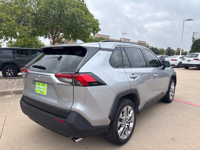 Used 2020 Silver Toyota XLE Premium image 5
