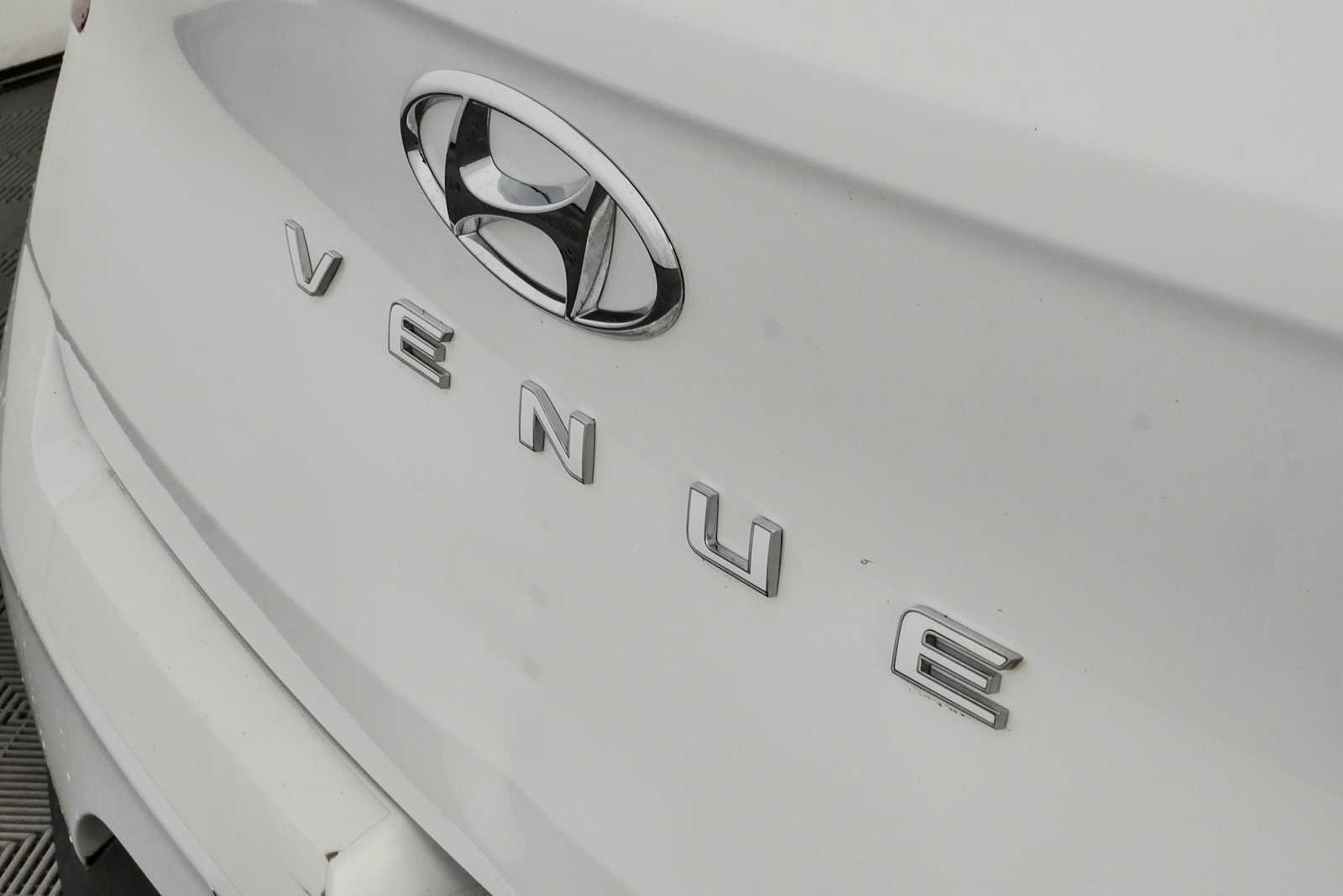 Used 2023 Lunar White Hyundai SE image 32