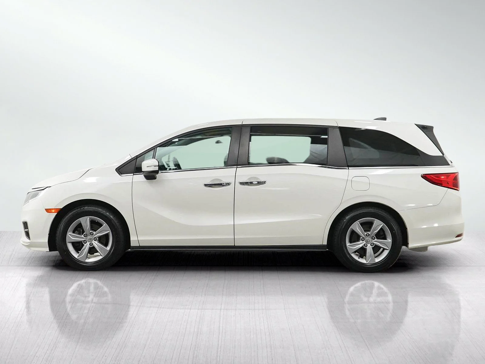 Used 2018 Honda Odyssey EX-L with VIN 5FNRL6H75JB106370 for sale in Burnsville, Minnesota
