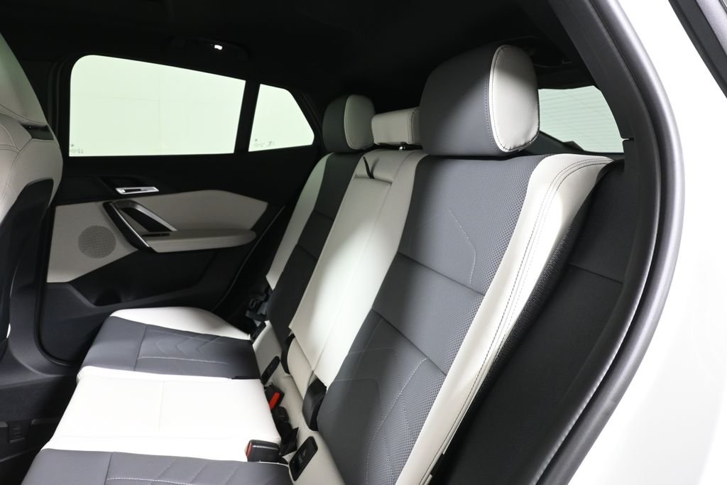 New 2027 Alpine White BMW xDrive28i image 4