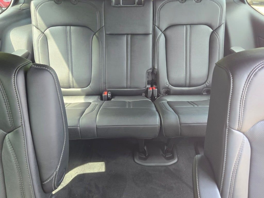 New 2026 Bright White Clear-Coat Exterior Paint Jeep Limited Altitude image 22