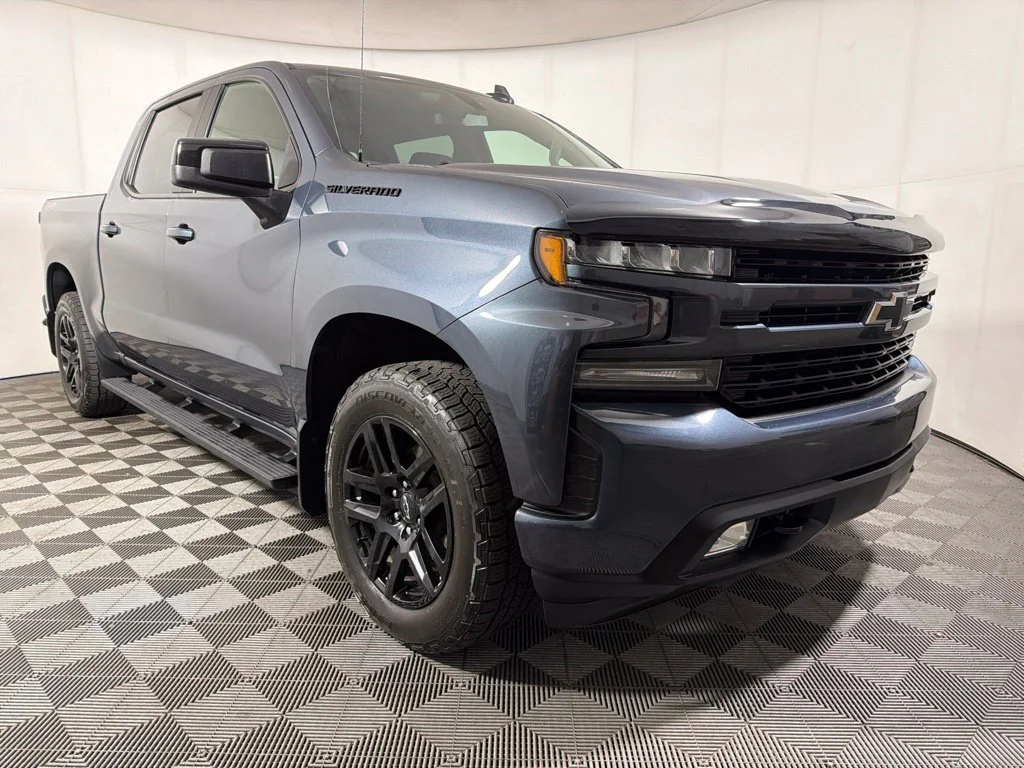 Used 2022  Chevrolet RST image 2