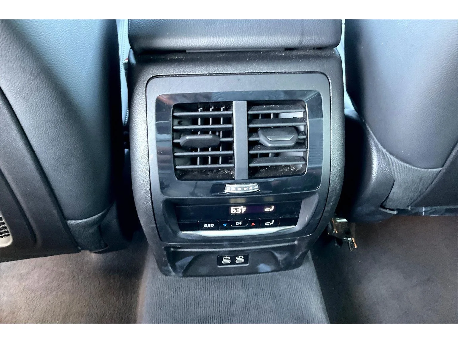 Used 2024  BMW sDrive30i image 23