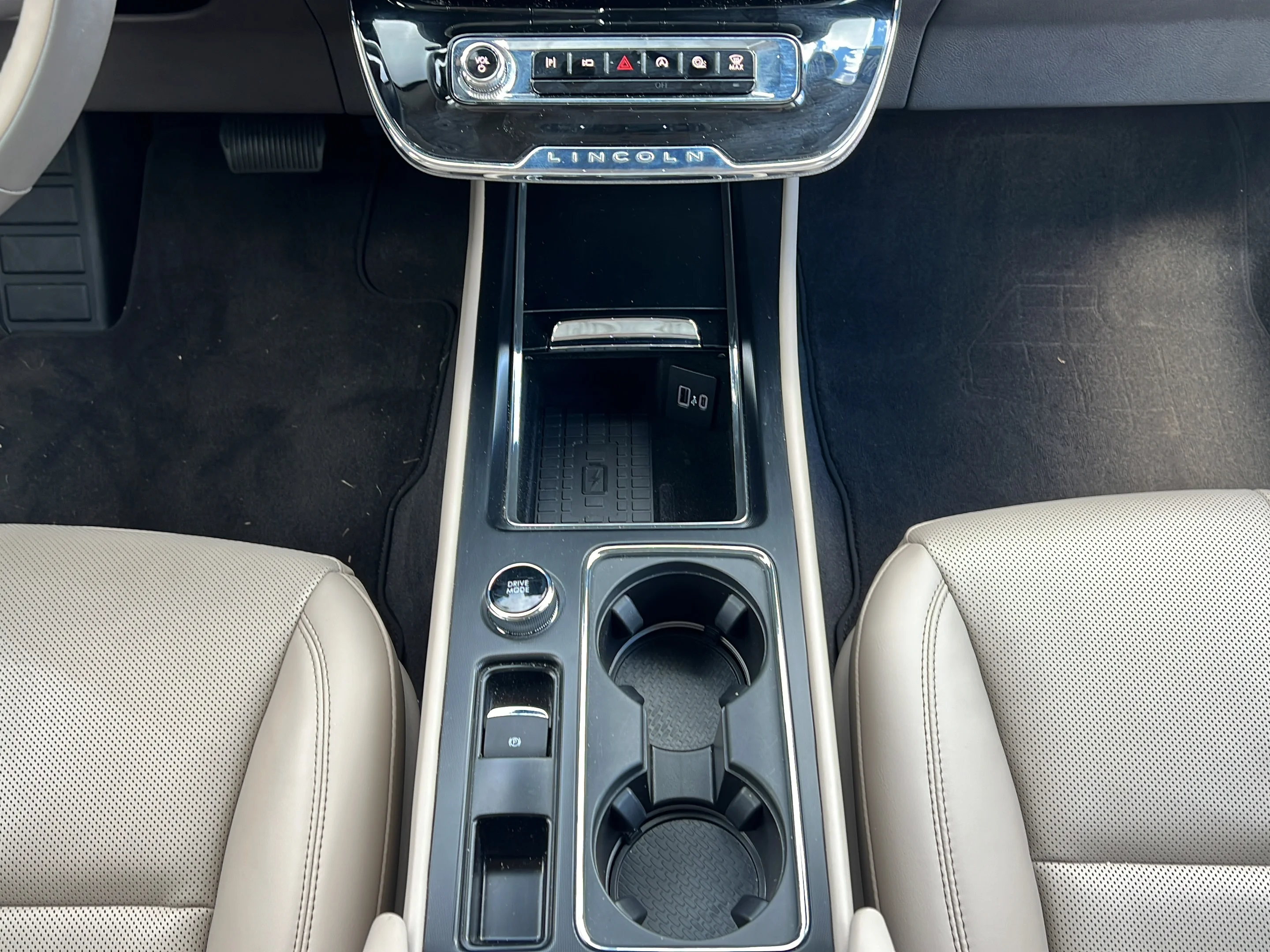 Used 2024 Pearl Metallic Lincoln Premiere image 15