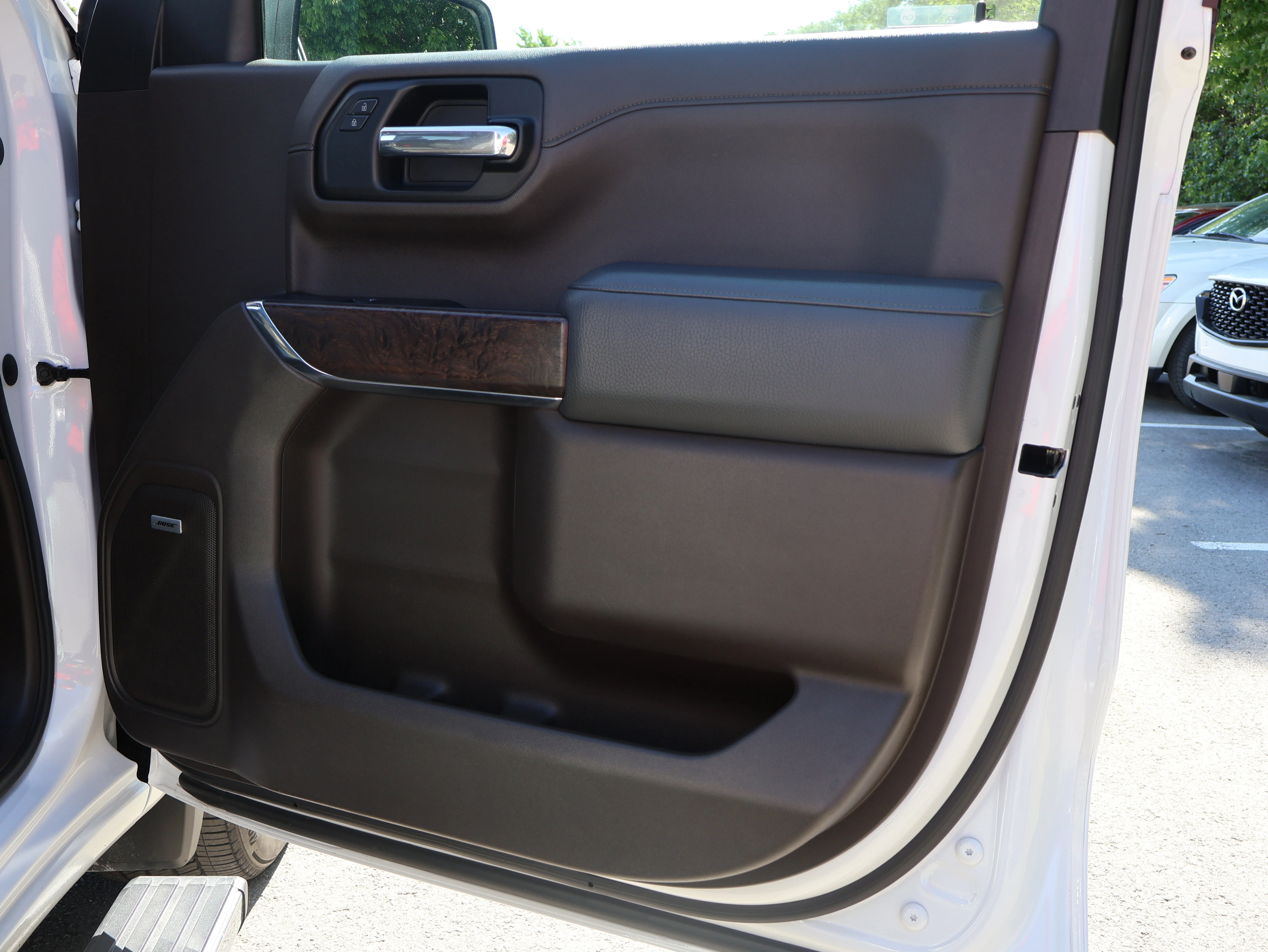 Used 2019 White Frost Tricoat GMC Denali image 12