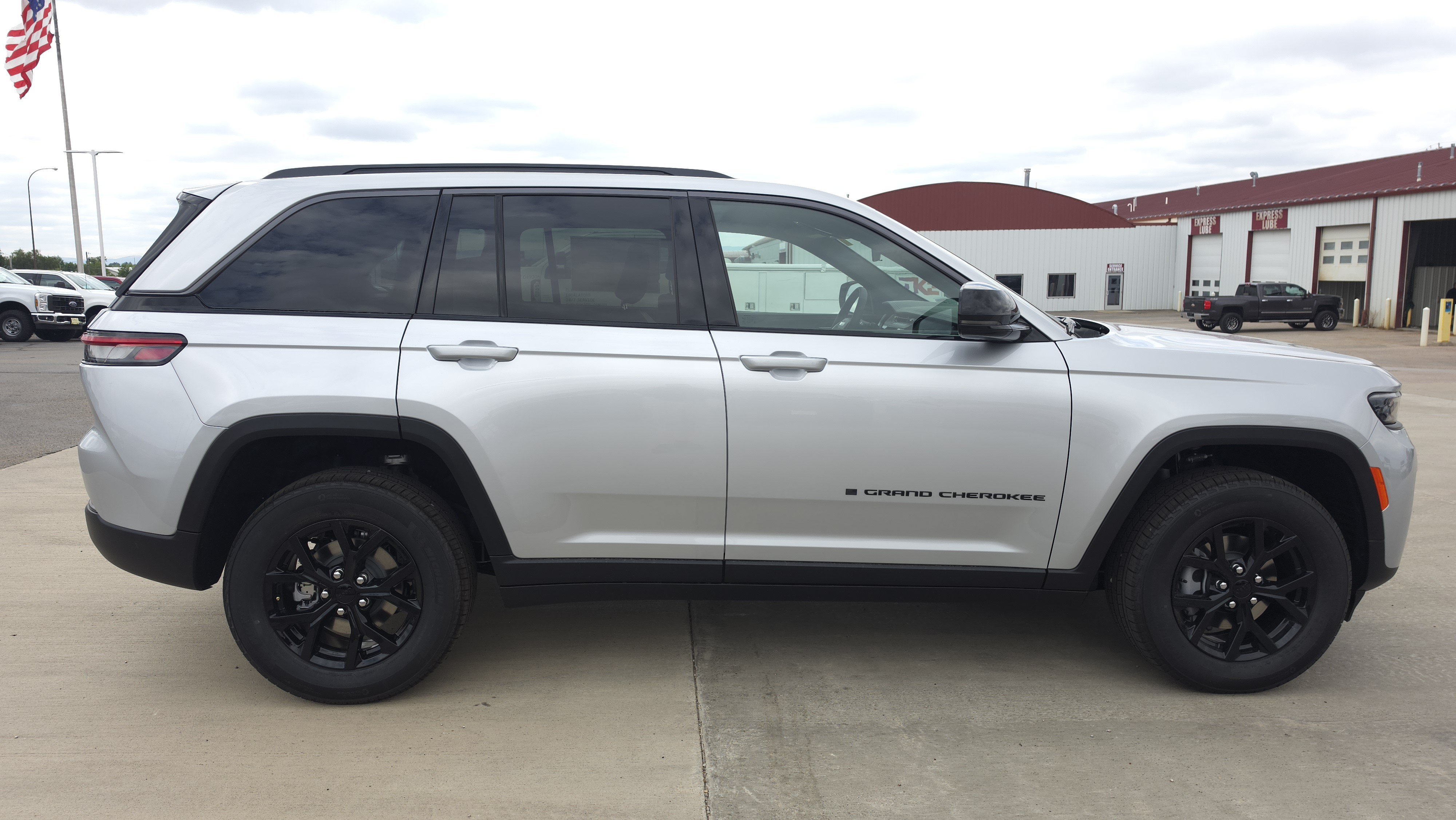 New 2026 Silver Zynith Jeep Laredo Altitude image 7