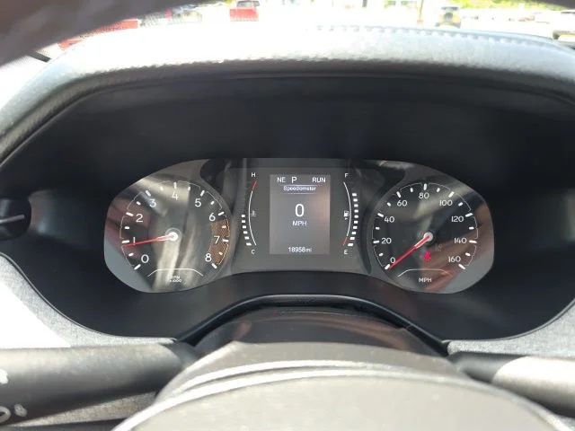 Used 2022 White Jeep Latitude image 18