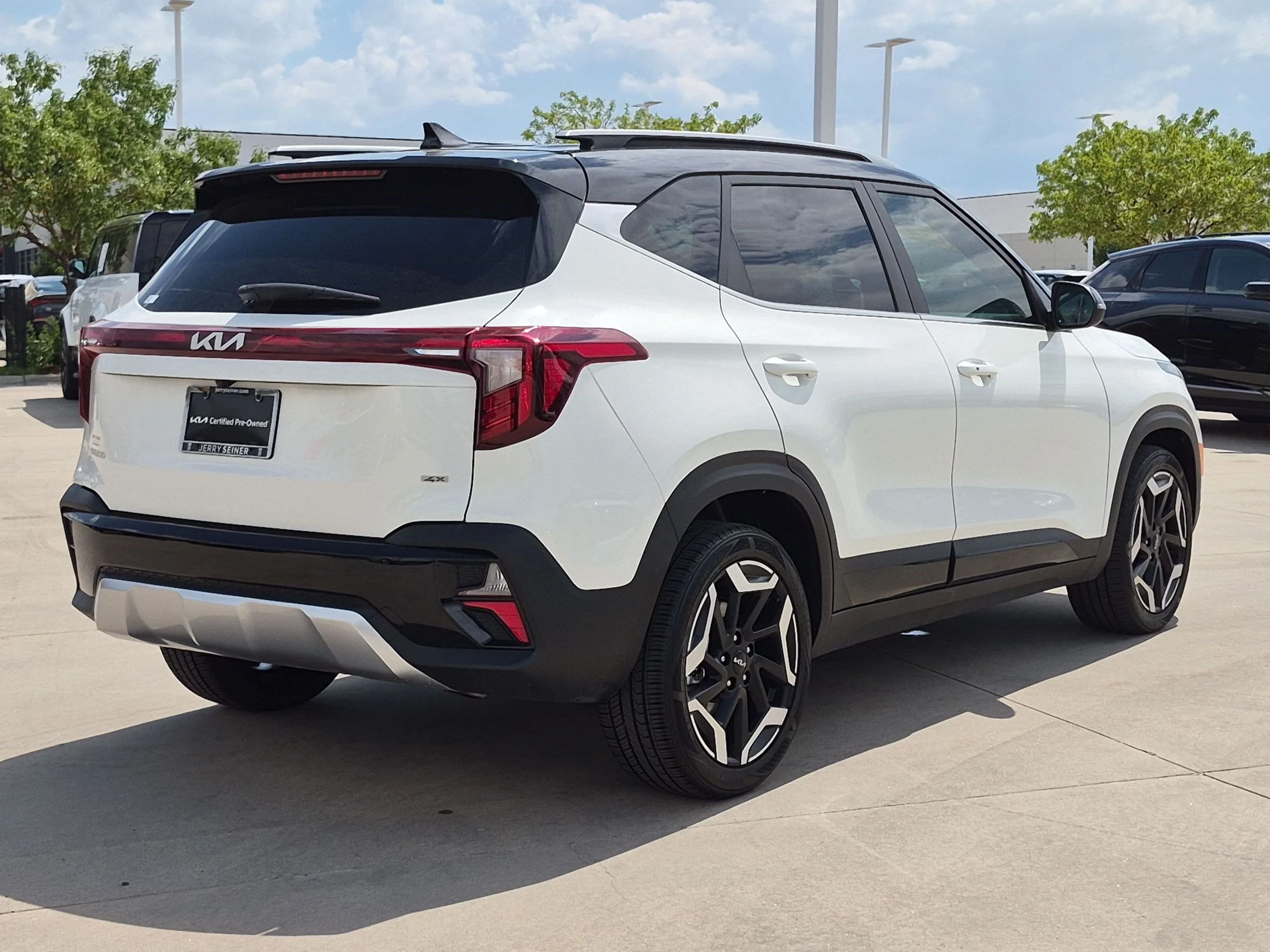 Used 2024 Clear White/Black Roof Kia SX image 5