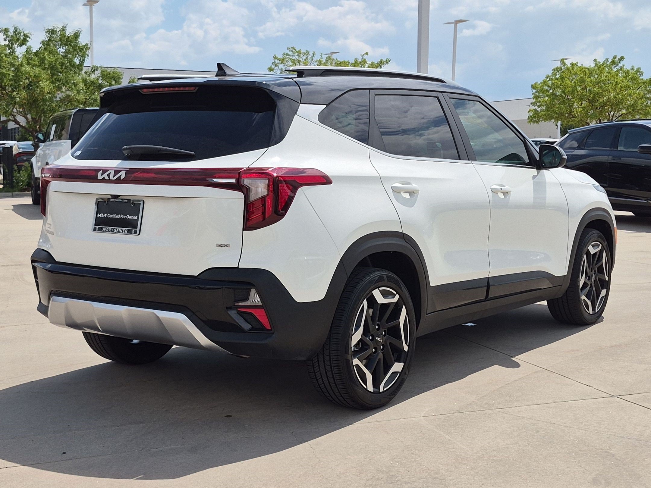 Used 2024 Clear White/Black Roof Kia SX image 5