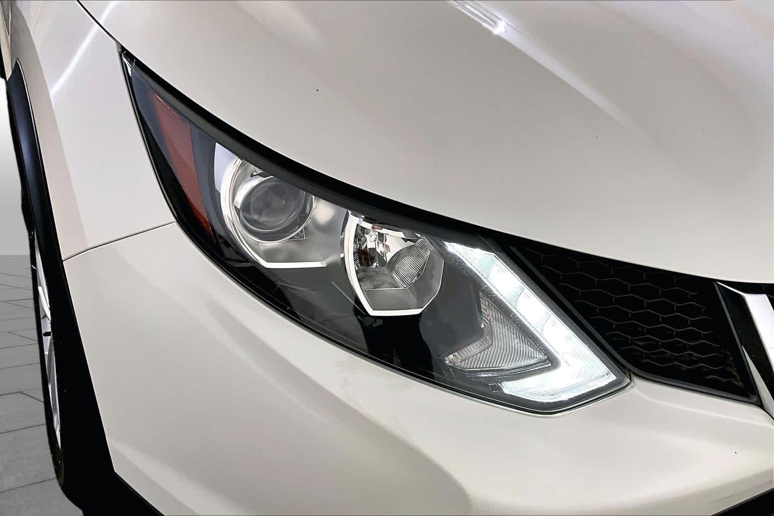 Used 2017 Pearl White Nissan SV image 27