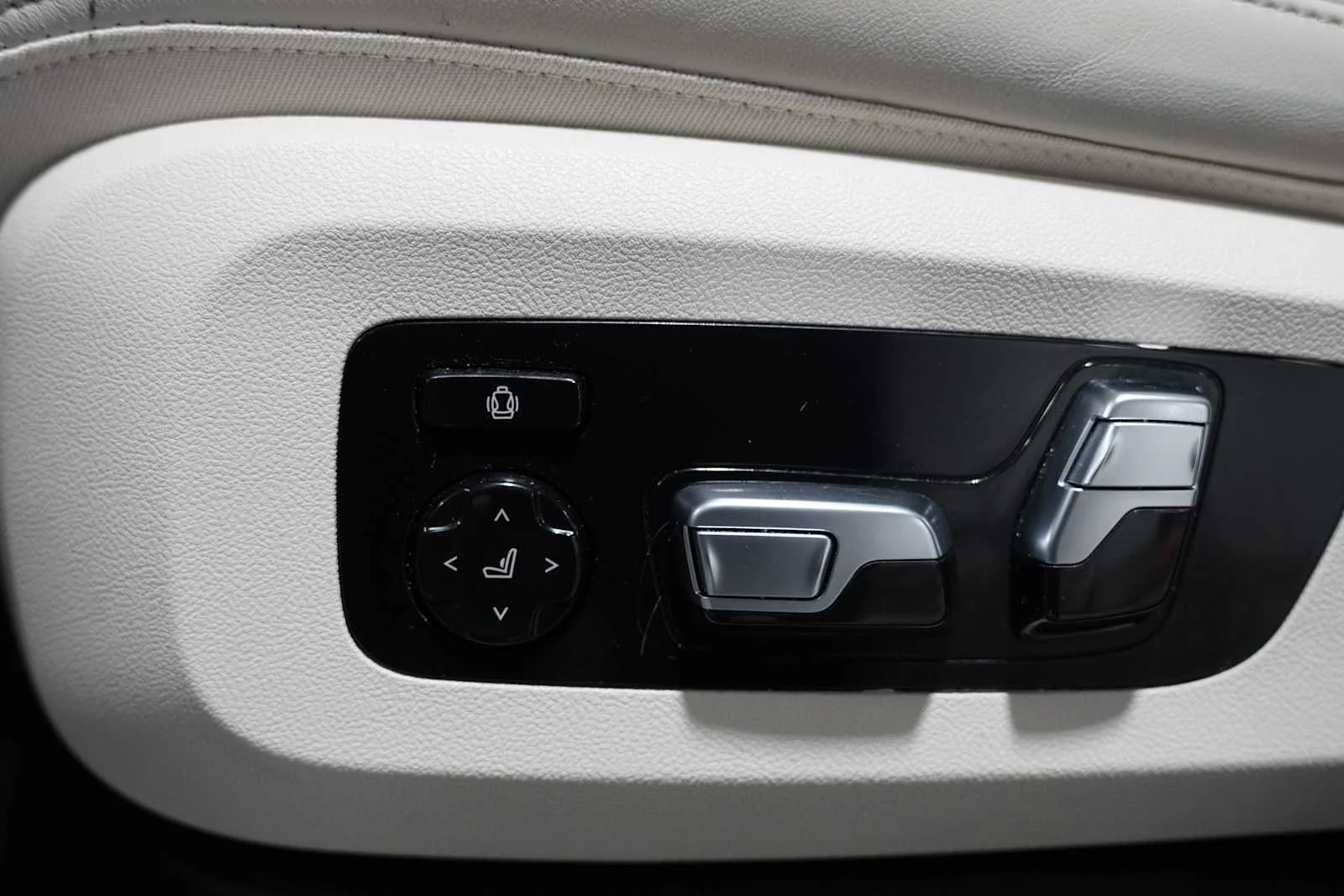 Used 2022 Mineral White Metallic BMW M50i image 13