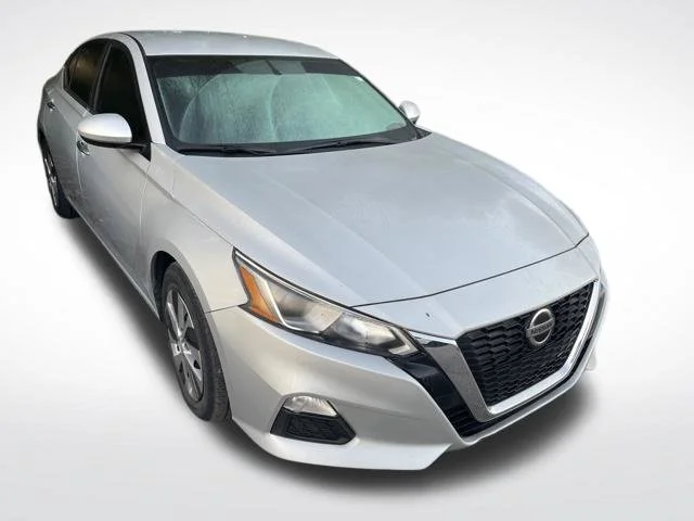 Used 2020 Silver Nissan 2.5 S image 2