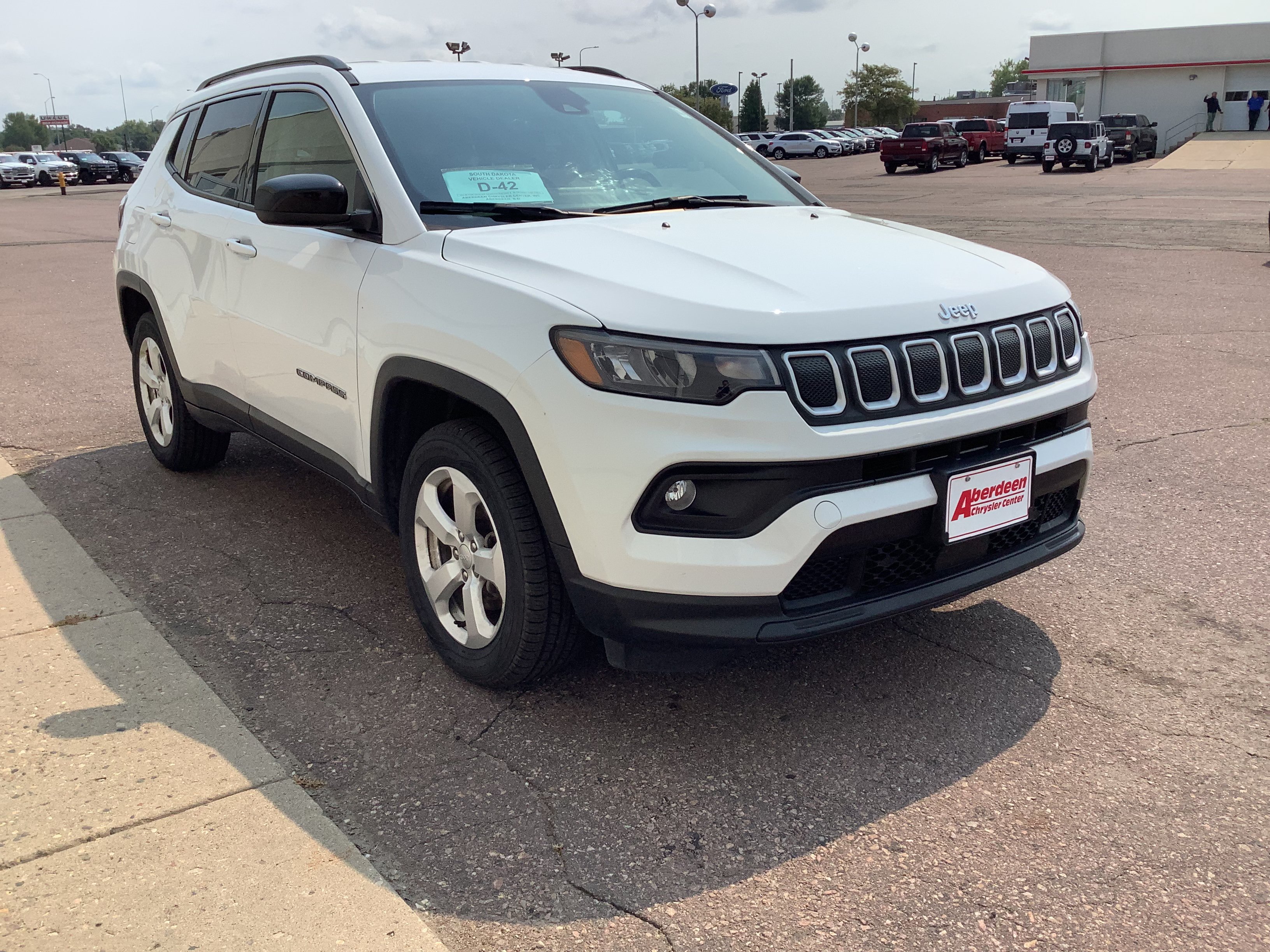Used 2022 White Jeep Latitude image 3