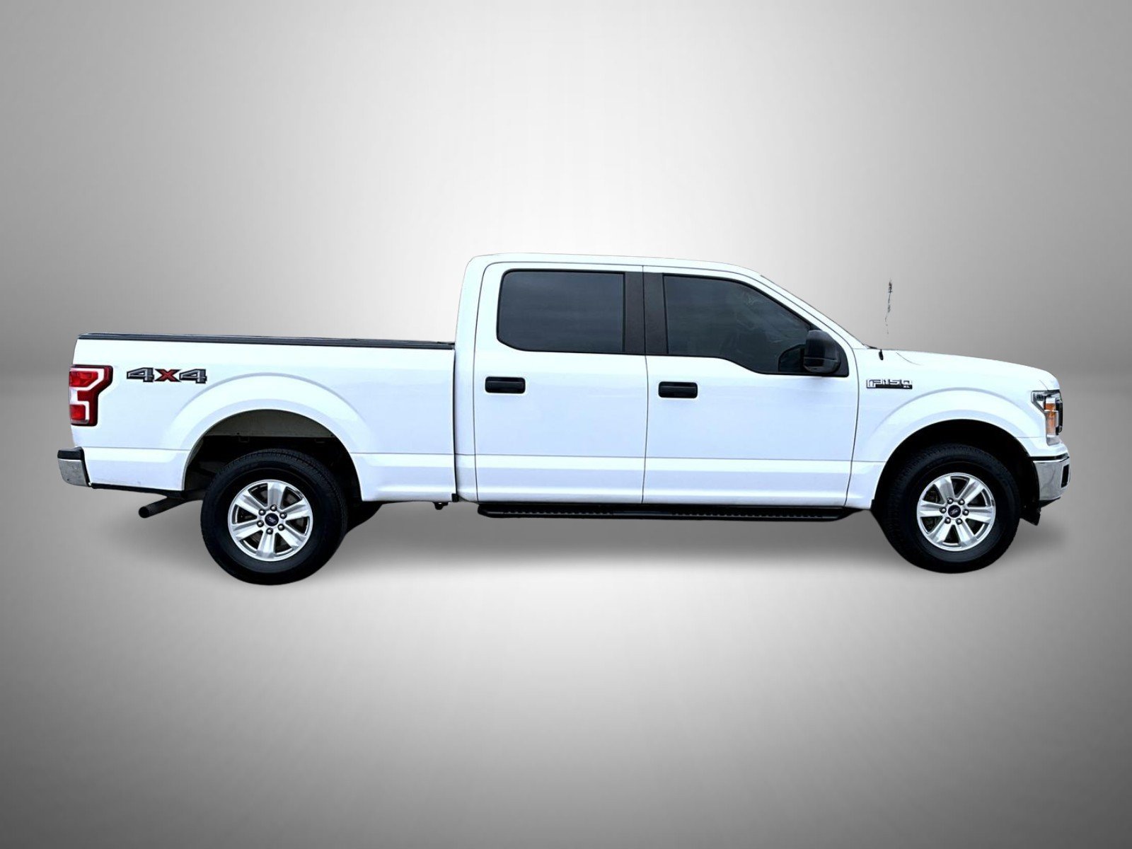 Used 2018 White Ford XL image 4