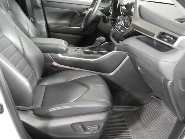 Used 2023 Wind Chill Pearl Toyota XLE image 19