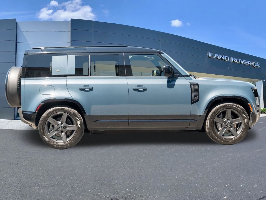 Used 2023 Blue Land Rover X-Dynamic SE image 8