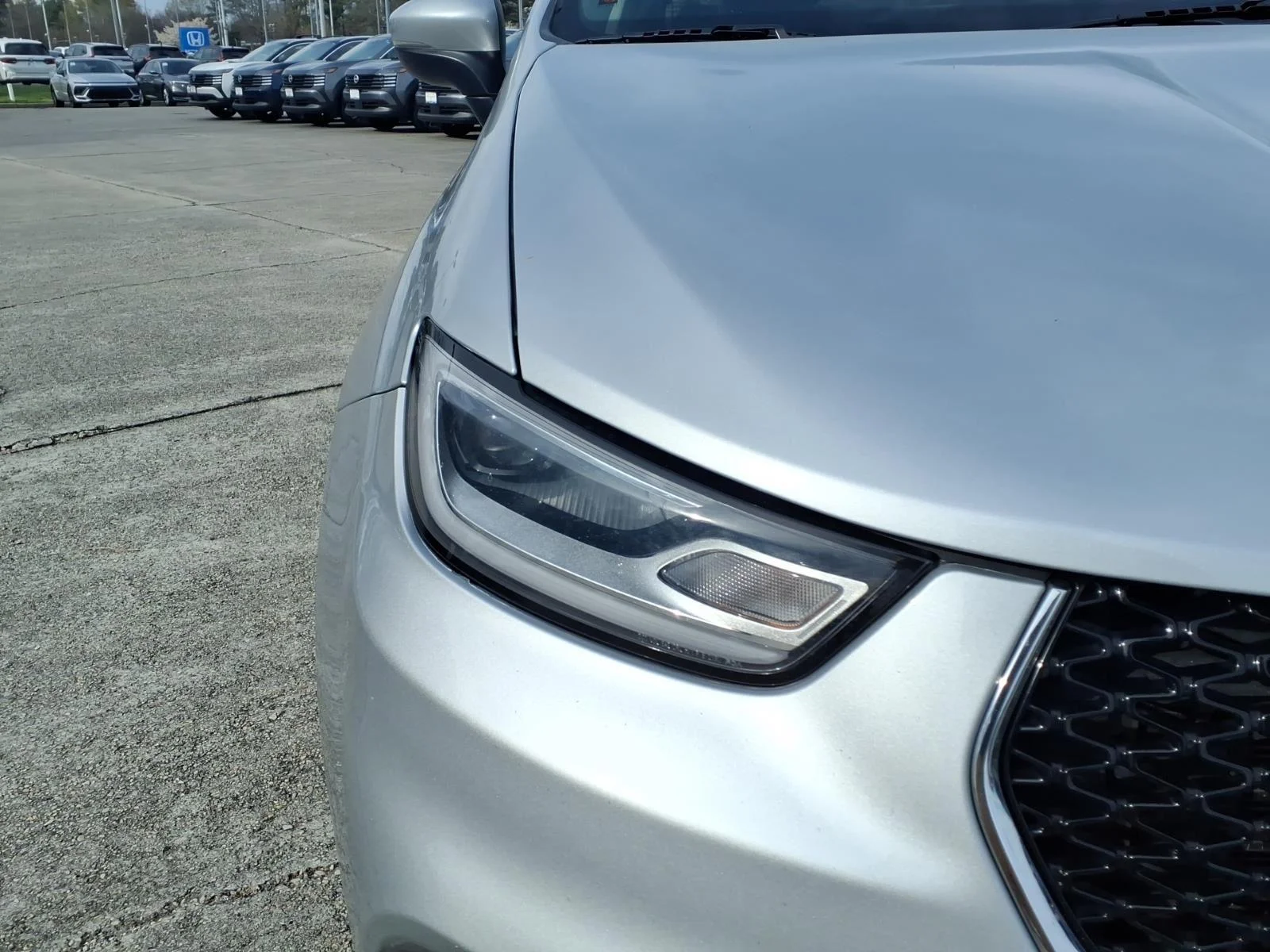 Used 2023 Silver Mist Clearcoat Chrysler Hybrid Touring L image 4