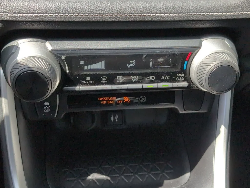 Used 2019 Silver Toyota LE image 18