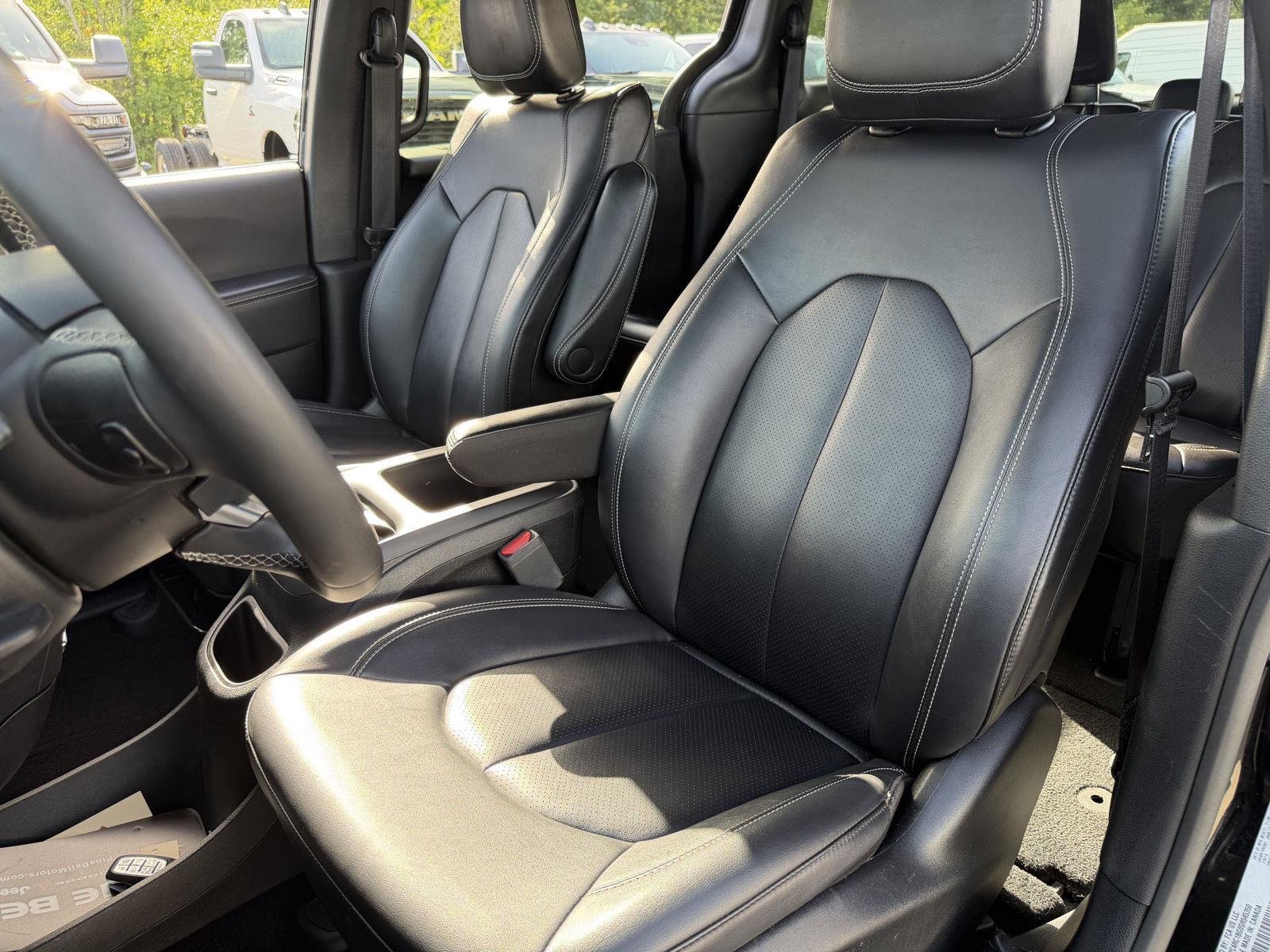 Used 2025 Diamond Black Crystal Pearlcoat Chrysler Select image 16