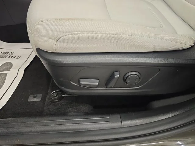 Used 2025 Green Hyundai SEL image 34