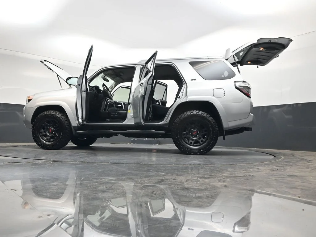 Used 2017 Classic Silver Metallic Toyota SR5 image 40