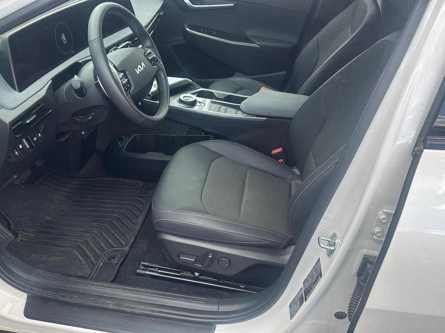Certified Used 2024 Snow White Pearl Kia Light Long Range image 9