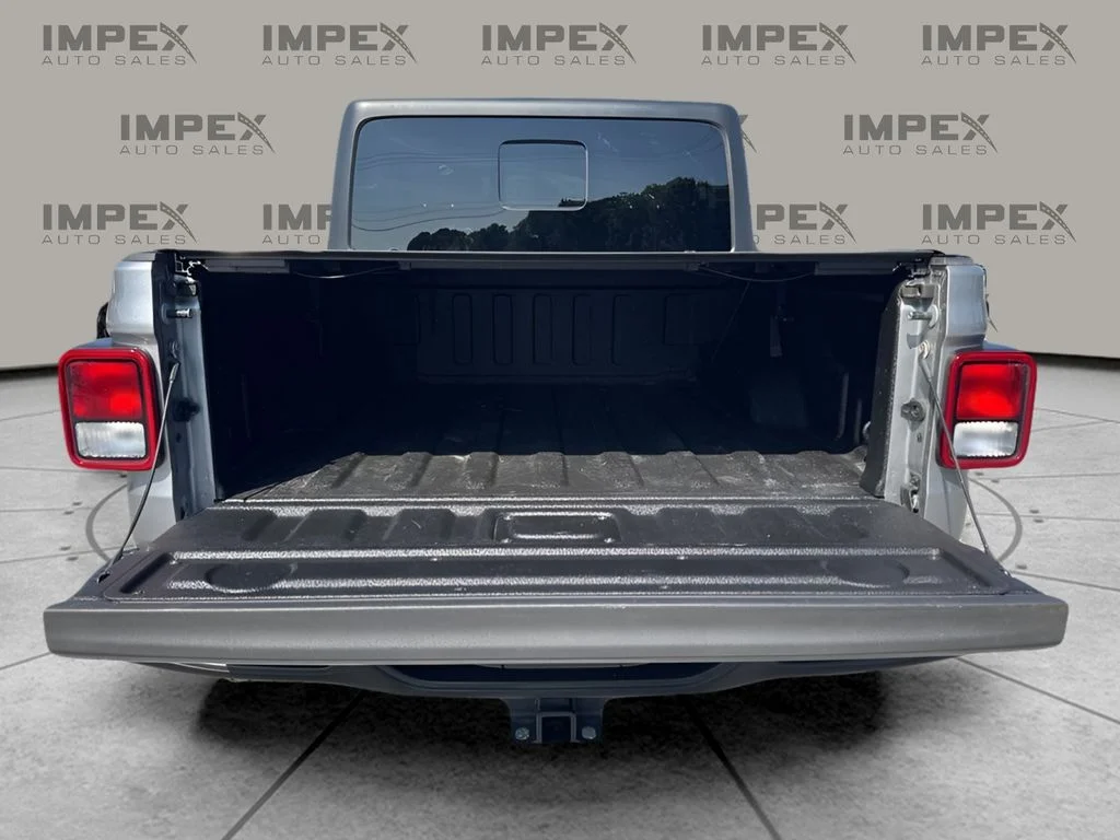 Used 2020 Silver Jeep Sport image 26